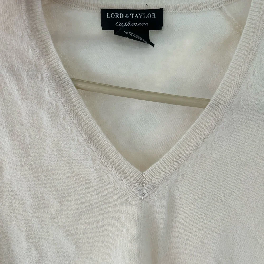 Lord & Taylor Womens 100% Cashmere V Neck Pullover Sweater Ivory size M - Picture 2 of 7